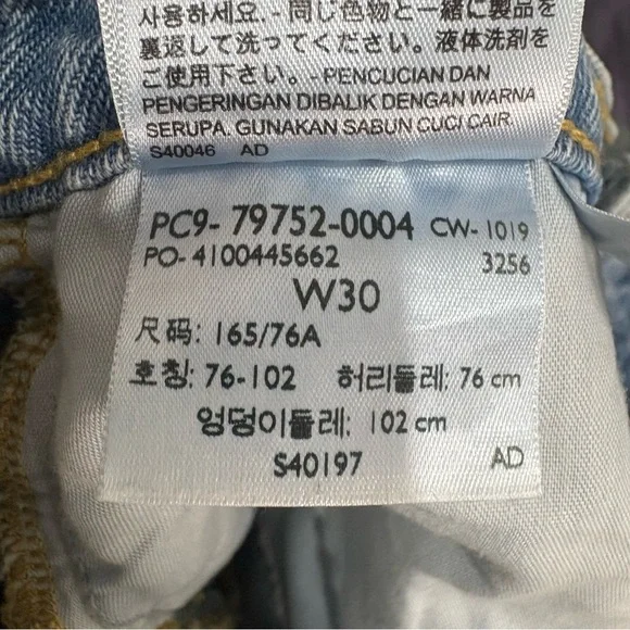 Levi's Blue Jean Mini Skirt Casual Raw Hem A-Line Size 30 Light / Medium Wash - Picture 8 of 12